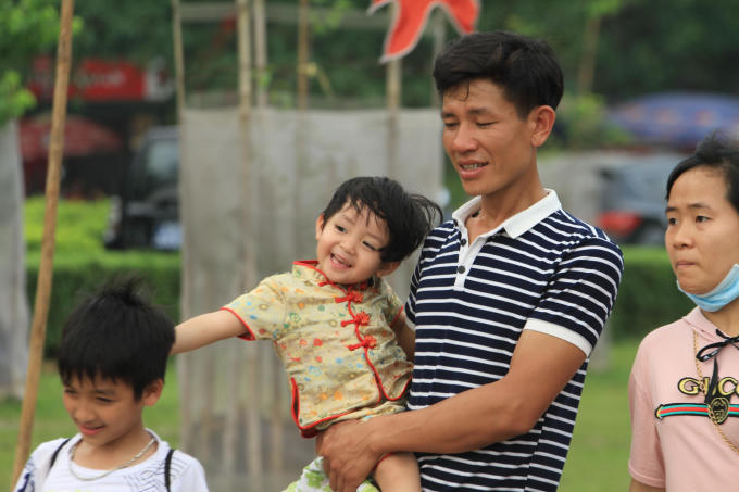 Mặc dù thời tiết có khó chịu nhưng người dân vẫn phấn khởi, vui tươi khi về với cội nguồn trong dịp Lễ hội Đền Hùng 2018.