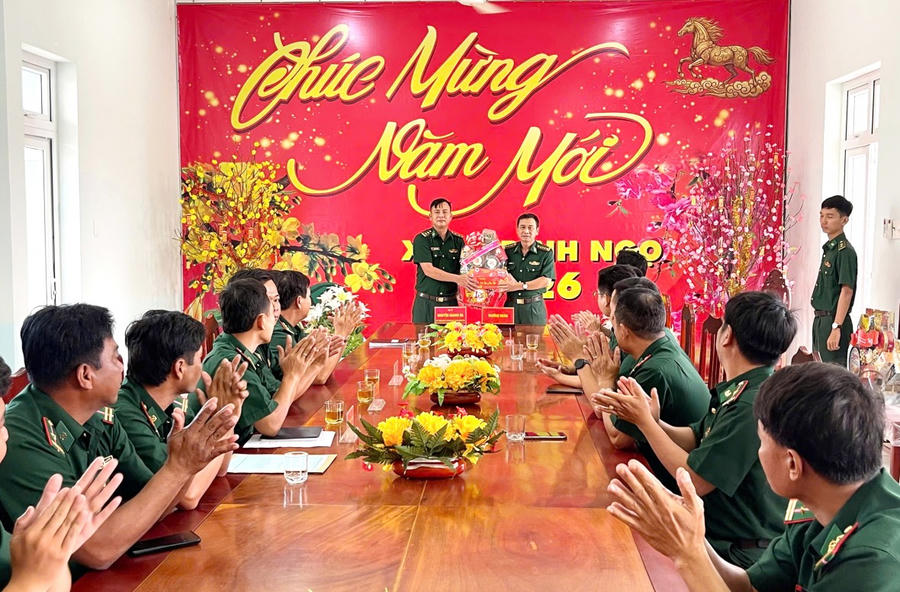 Đại tá Nguyễn Quang Hà – Phó Chính ủy Ban Chỉ huy BĐBP tỉnh Cà Mau thăm hỏi, động viên, tặng quà cho cán bộ, chiến sĩ Đồn Biên phòng Gành Hào.