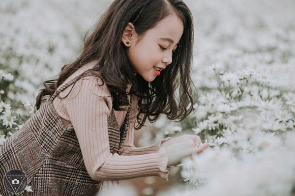 Dù cuối tuần phải chạy show rất mệt, nhưng rồi được đến vườn hoa chụp ảnh là cô bé lại rất thích thú.