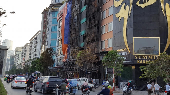 Hiện trường sau vụ cháy karaoke trên phố Trần Thái Tông. Ảnh: Huy Trung