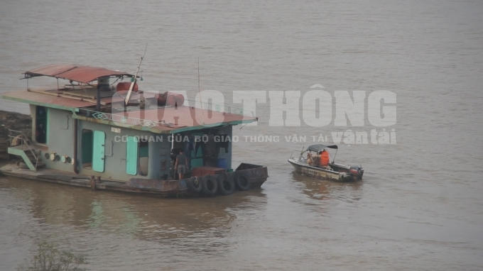 Lực lượng Cảnh sát đường thủy "kiểm tra" con tàu "khủng" này trong nháy mắt và rời đi ngay sau đó "mặc kệ" việc xả thải xuống sông Hồng.