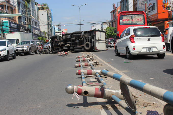 Gần 20m dải phân cách bị tông đổ.