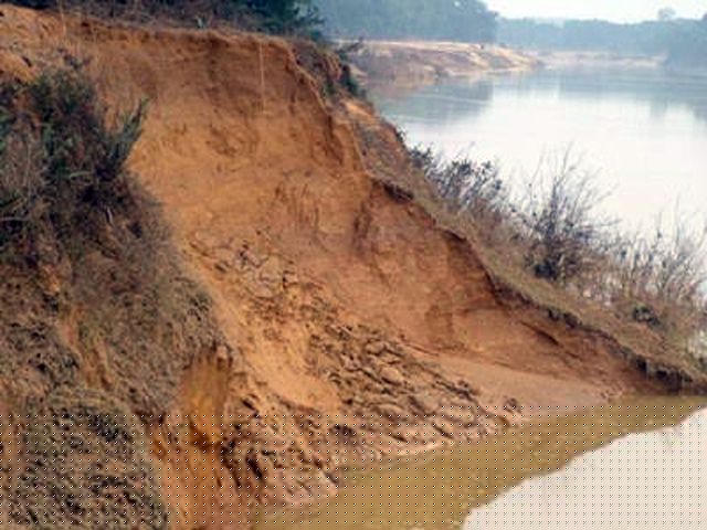 Sông Ngàn Sâu ở thượng nguồn huyện Hương Khê hiện sạt lở mạnh 