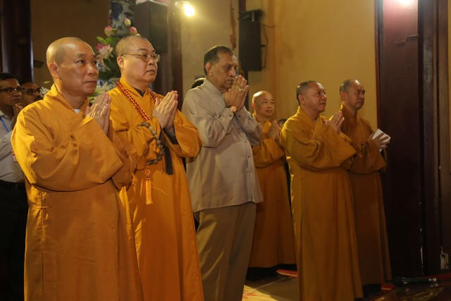 Phái đoàn đại biểu cao cấp Quốc hội nước Cộng hòa Xã hội chủ nghĩa dân chủ Sri Lanka lễ Phật tại chính điện chùa Quán Sứ