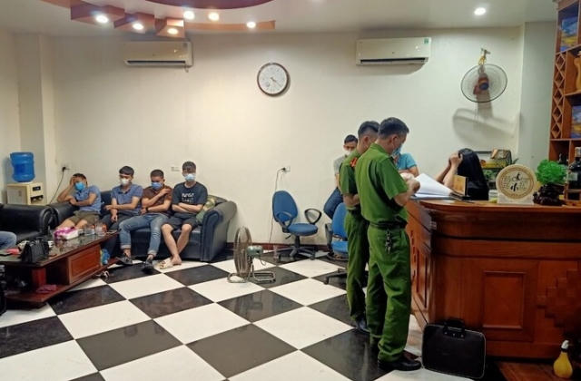 Hà Nam: Bất chấp dịch Covid-19, quán karaoke mở chui cho 20 nam nữ tụ tập