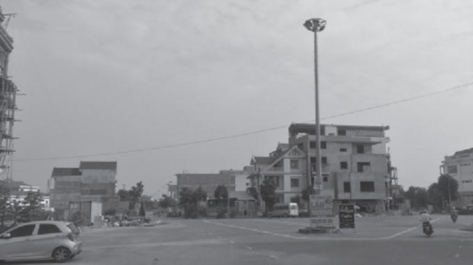 Hàng trăm ngàn m2 đất “bờ xôi ruộng mật” đã bị phân lô bán nền, nay trở thành “công trường xây dựng”.