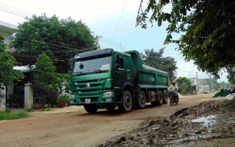 Khai thác cát ồ ạt gây biến đổi dòng chảy của sông và làm hư hại đường sá.