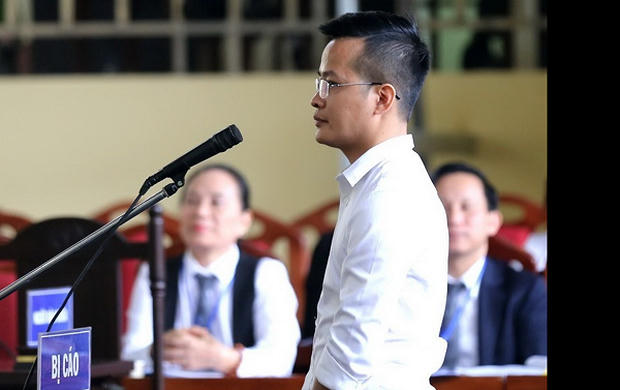 Trả lời câu hỏi của HĐXX bị cáo Vũ Văn Dũng-  đại lý cấp 1 của đường dây đánh bạc nghìn tỷ bất ngờ khai: “Có các thế lực ở trên bảo kê nên tất cả đều yên tâm”...