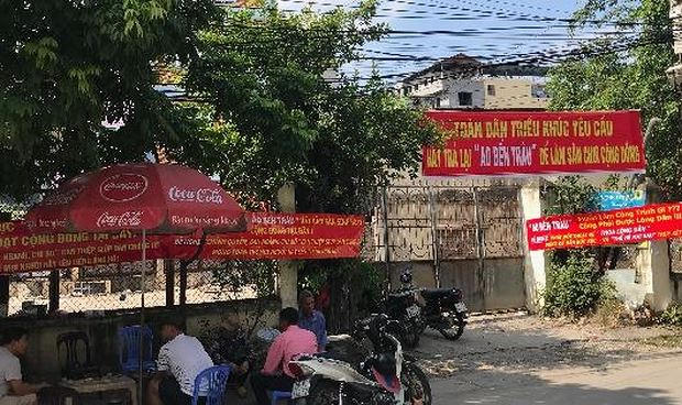 Người d&acirc;n ở x&oacute;m Ch&ugrave;a, x&atilde; Triều Kh&uacute;c phản đối việc Hợp t&aacute;c x&atilde; Triều Kh&uacute;c x&acirc;y dựng b&atilde;i đỗ xe ở ao bến Tr&acirc;u gần khu vực t&acirc;m linh của l&agrave;ng.