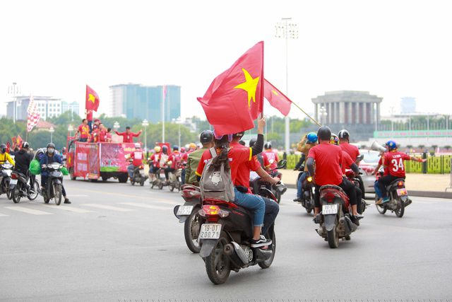Đoàn cổ động viên đi qua Lăng Bác.