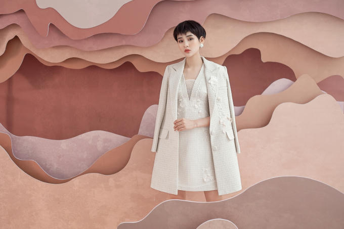 Hiền Hồ yêu thích gam màu trắng bởi nó tôn làn da trắng của cô. Lớp lưới xuyên thấu giúp phần cổ chữ V xẻ sâu trông gợi cảm mà vẫn thanh lịch.