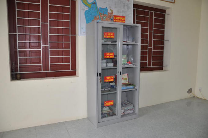 Tủ sách Pháp luật được chia thành từng ngăn với các thể loại sách đa dạng. Ảnh: Hoàng Văn Dũng