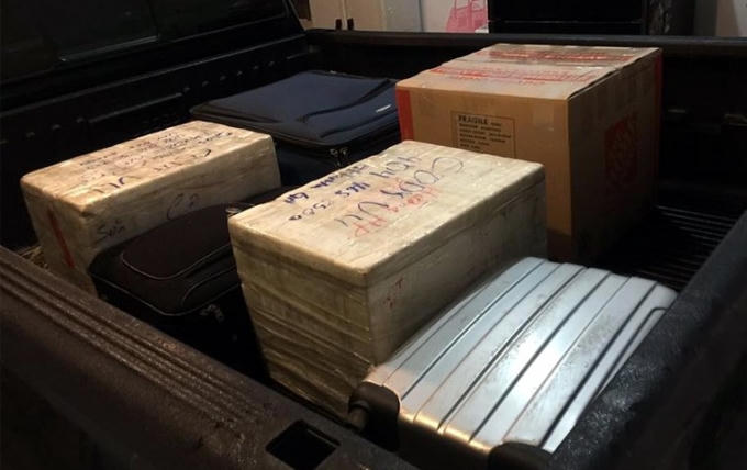 Thùng hàng ở Mỹ được dán bằng băng dính trong...