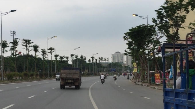 Đèn hai bên đường Võ Chí Công (quận Tây Hồ, thành phố Hà Nội) sáng rực khi trời vẫn có nắng.
