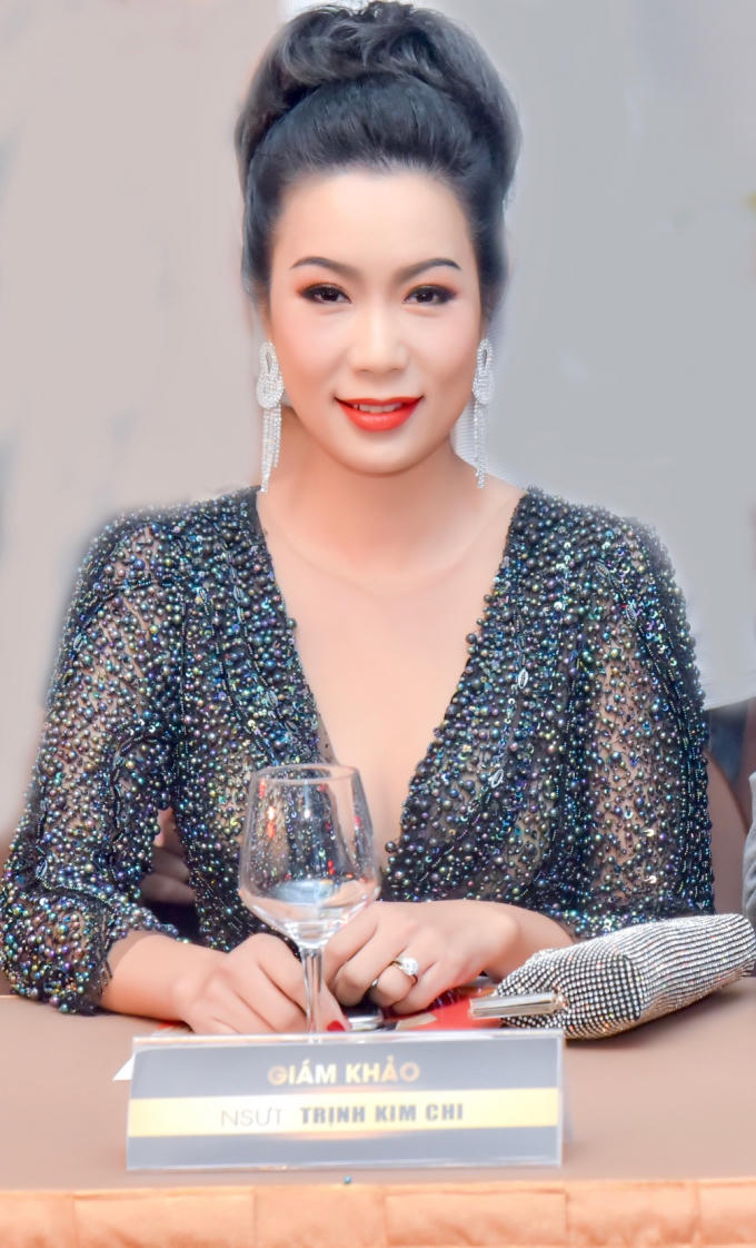 &Aacute; hậu Trịnh Kim Chi diện v&aacute;y xẻ h&uacute;t mắt đi chấm thi Qu&yacute; &ocirc;ng lịch l&atilde;m