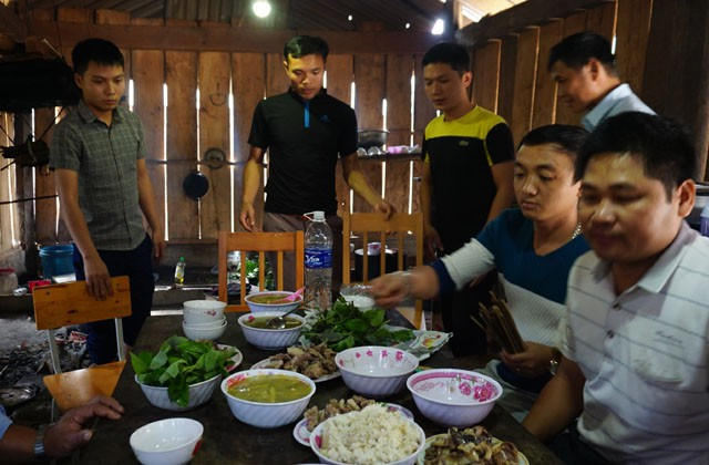 Các thầy giáo quây quần quanh mâm cơm. Sự sẻ chia của đồng nghiệp giúp họ vượt qua những phút "chông chênh" trong cuộc sống