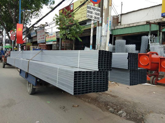 Nhiều cửa hàng ở ngã 3 Trường Chinh- Phạm Văn Bạch (quận Tân Phú) cho chở hàng kiểu "giết người" như thế này.