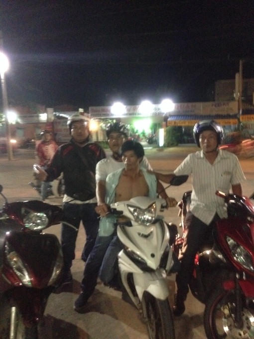 Đối tượng bị các hiệp sĩ khống chế.