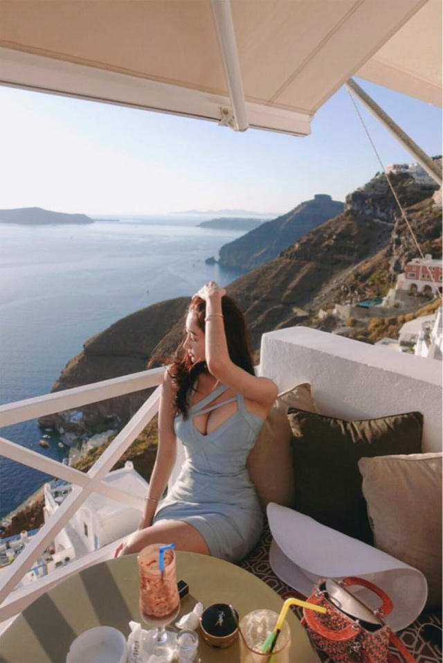 Cô được hâm mộ nhờ gu mặc hàng hiệu khá sang trọng và nữ tính.