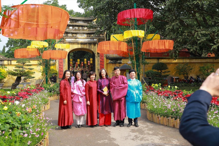 Du khách du xuân tại Hoàng Thành Thăng Long.