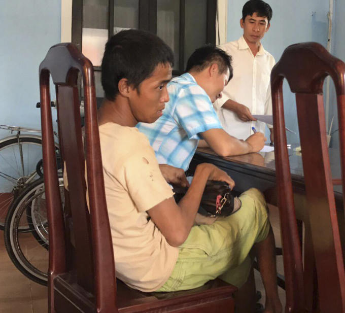 Anh Thành là nạn nhân, bị tàn tật phải đi bằng xe lăn để bán vé số.