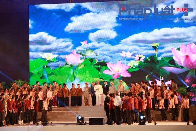 Lễ Kỷ niệm 20 năm t&aacute;i lập tỉnh kết th&uacute;c bằng&nbsp;Chương tr&igrave;nh văn nghệ với nhiều tiết mục đặc sắc (Ảnh: Đ&agrave;o Tấn)