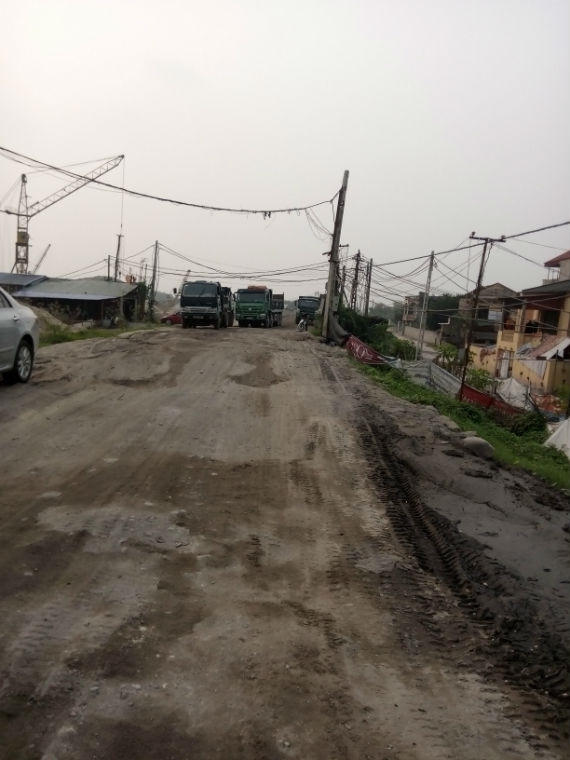 Đường đê liên tục bị cày xới, nát nhừ tạo thành những ổ voi, ổ trâu.