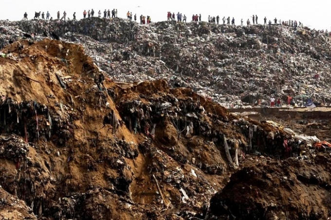 Giới chức đã điều động hàng trăm nhân viên cứu hộ cùng trang thiết bị máy móc tiếp cận hiện trường và nhanh chóng triển khai công tác kiếm tìm, cứu hộ các nạn nhân tại nơi xảy ra sạt lở kinh hoàng hôm 28/4.