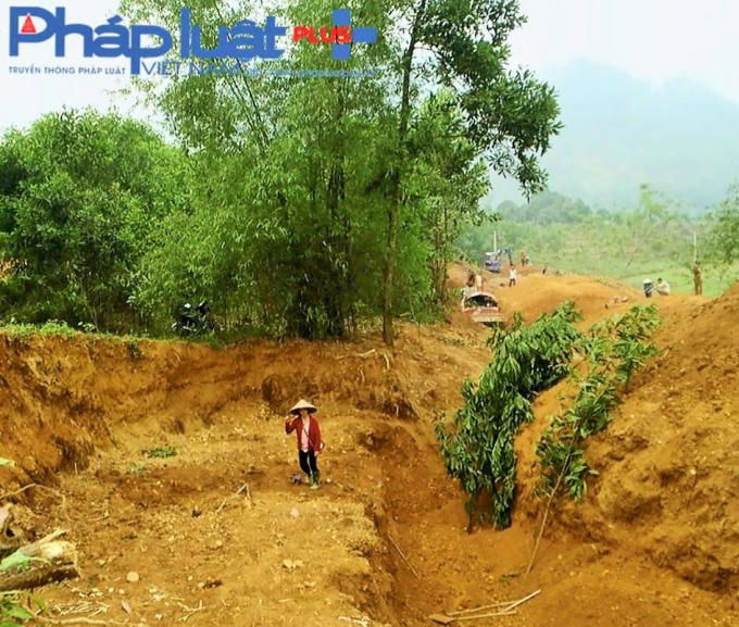 "Đầu nậu" Hà Thị Liên đứng chờ mua sản phẩm ngay trên miệng hố. (Ảnh Tiến Vũ)