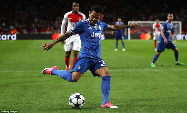 Daniel Alves tiếp tục chơi hiệu quả trong vai trò hậu vệ phải.