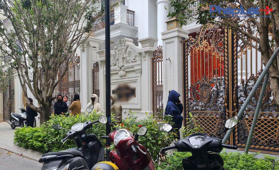 Nhiều nhân viên thuộc tập trung trước biệt thự được cho là của Hoàng Hường yêu cầu công ty thanh toán tiền lương còn nợ.