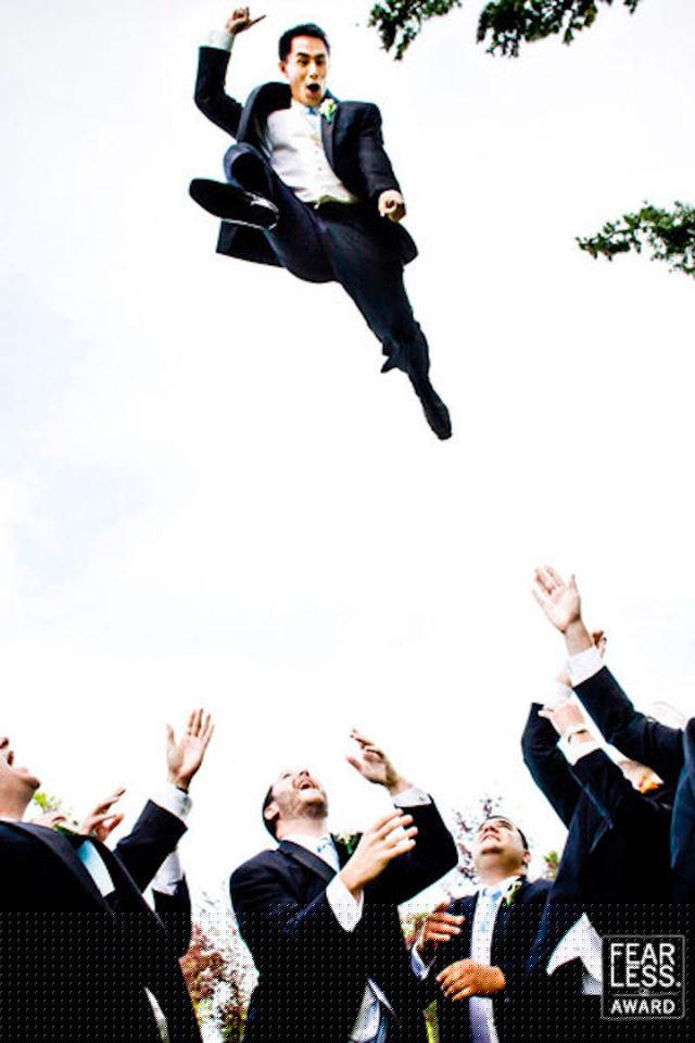 Chú rể đầy vui vẻ với những người bạn của mình. Bức ảnh chụp năm 2011 của nhiếp ảnh gia Jacklyn Greenberg.