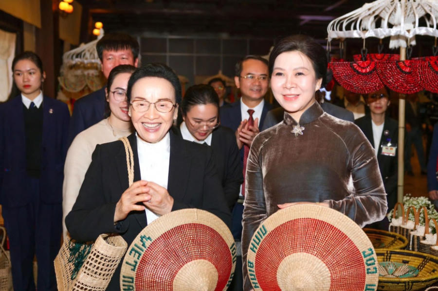 Phu nhân Tổng Bí thư hai nước Việt - Lào chụp ảnh lưu niệm tại khu trưng bày các sản phẩm làng nghề của tỉnh Ninh Bình.