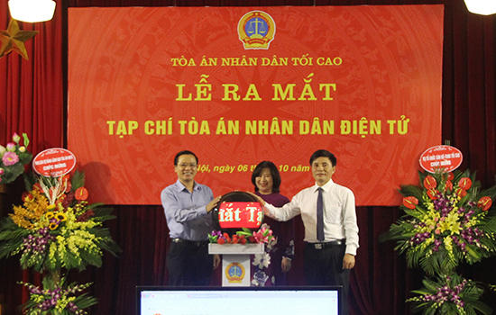 Đồng chí Nguyễn Thúy Hiền, Phó Chánh án TANDTC, Trưởng ban Ban Chỉ đạo công tác Thông tin - tuyên truyền TAND, đồng chí Nguyễn Văn Pha, Phó chủ nhiệm UBTP của Quốc Hội và đồng chí Trần Quốc Việt, Tổng biên tập Tạp chí TAND bấm nút khai trương Tạp chí TAND điện tử.