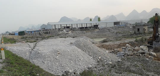 Phần san lấp của hộ ông Lê Văn Đức giáp với nhà máy gạch không nung của Công ty Bata.