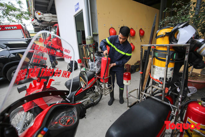 Các thiết bị chữa cháy ban đầu gồm: Bình chữa cháy cỡ lớn, bình cung cấp oxy, búa, kìm cắt sắt, chăn chiên... đều được xếp gọn gàng.