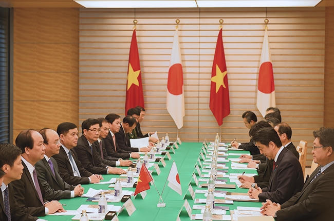 Thủ tướng Nguyễn Xuân Phúc tham dự hội đàm với Thủ tướng Shinzo Abe (Ảnh: VGP)