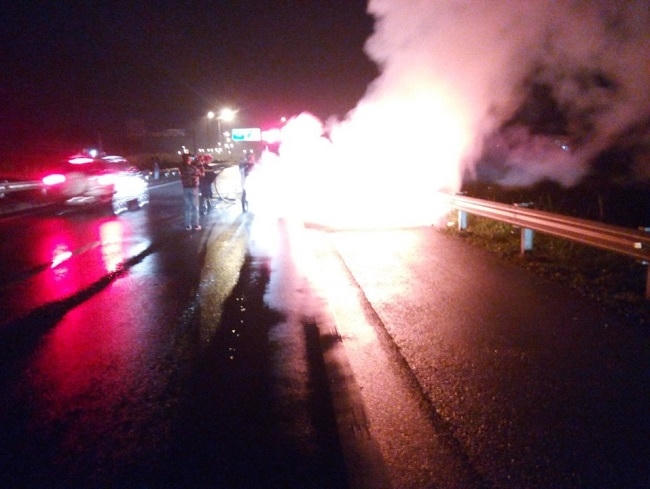 Hiện trường vụ cháy xe thứ 2 trong đêm 25/1 tại Km 54+200 (Ảnh: http://vec-om.com.vn).