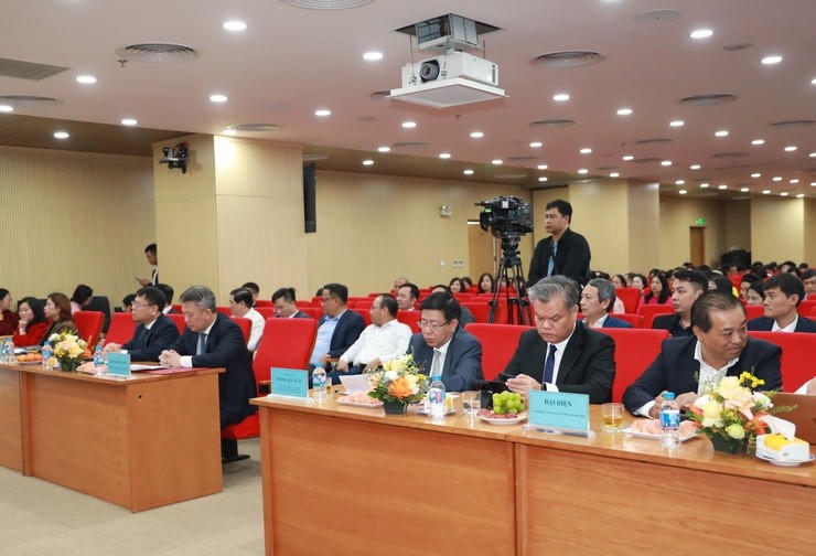 Phó Chủ tịch Thường trực UBND Thành phố Dương Đức Tuấn và các đại biểu dự Hội nghị.
