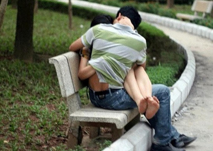 Sự dễ dãi, phóng đãng, quá đà của giới trẻ thể hiện khi chuyện thầm kín được thực hiện ngay chốn công cộng như công viên, quán trà sữa, rạp chiếu phim, ban công, vỉa hè…