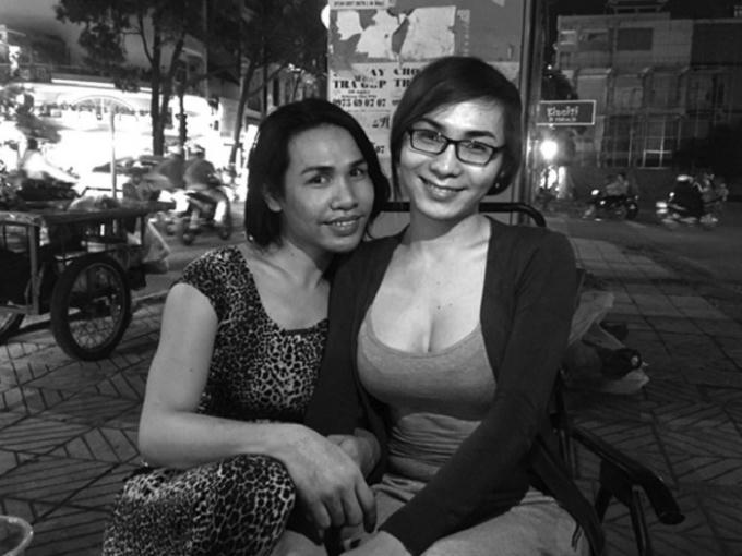 Chị Hai (trái), chị Ba (phải).