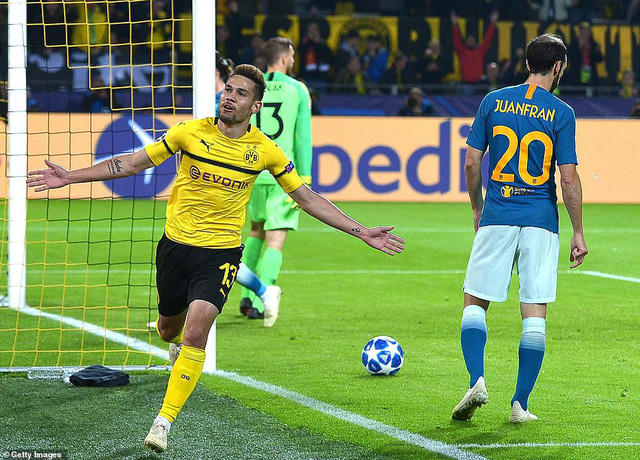 Tiền đạo người Bồ Đào Nha Raphael Guerreiro lập cú đúp vào lưới Atletico. (Ảnh: Getty Images)