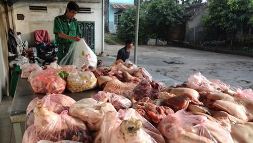 Lực lượng chức năng kiểm tra, bắt giữ lô hàng thực phẩm bẩn của doanh nghiệp kinh doanh