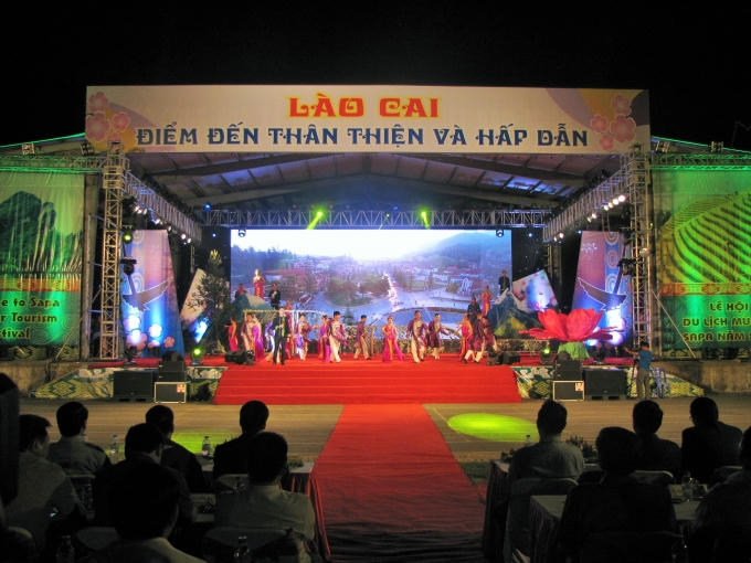 Các tiết mục văn nghệ chào mừng đêm khai mạc Lễ hội Du lịch mùa hè Sa Pa năm 2016.