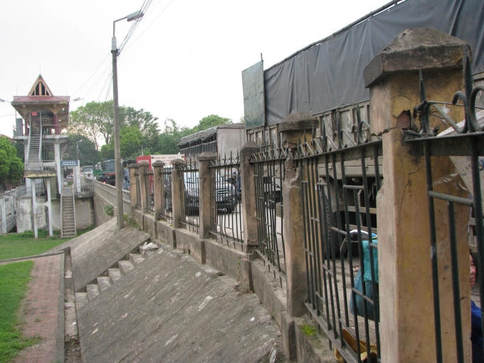 Cầu Tân Nhuệ đang có dấu hiệu xuống cấp trầm trọng.