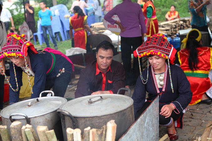 Rộn ràng hội thi gói, nấu bánh chưng bánh giầy