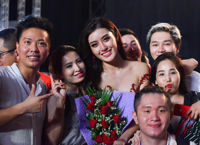 Cô cười tươi bên khán giả nhưng mắt vẫn đỏ hoe vì khóc khá nhiều.