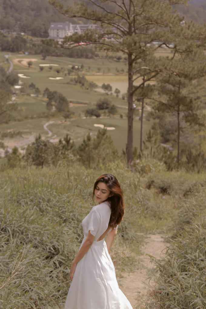 Nàng Hậu lần lượt thả mình trong những bộ cánh toát lên vẻ dịu dàng, nữ tính, hoàn toàn xa lạ với hình ảnh gợi cảm, nữ quyền thường thấy. Có thể nói, nhan sắc Mâu Thủy đang ở độ chín muồi, rực rỡ nhất.