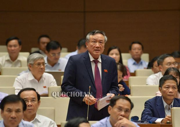 Chánh án Tòa án Nhân dân tối Cao Nguyễn Hòa Bình trả lời chất vấn.