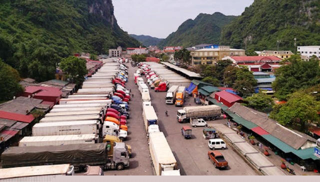Hàng ngàn xe hàng nông sản đang bị ùn ứ tại các cửa khẩu thuộc tỉnh Lạng Sơn.